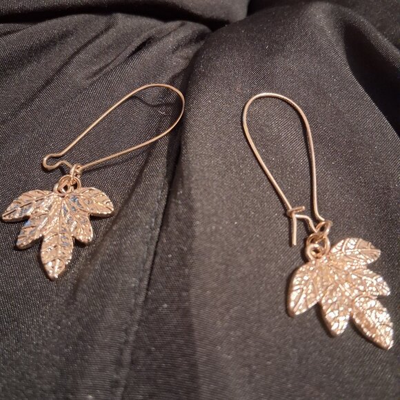 pretty loght weignt leaf earrings - Picture 1 of 1